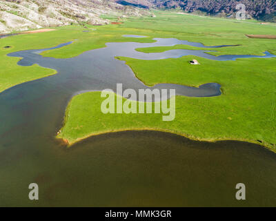 Luftaufnahme des Sees von Rascino. Schönes Rascino Plateau in Fiamignano in Italien. Stockfoto