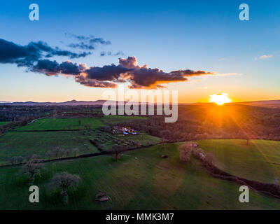 Luftaufnahme der Viterbo Landschaft bei Sonnenuntergang, Italien. Stockfoto