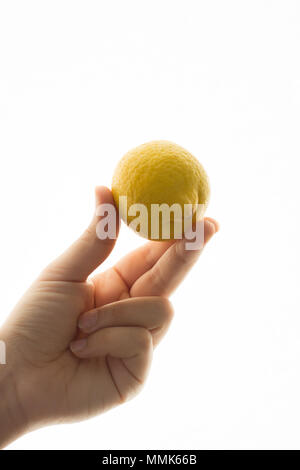 Eine Zitrone auspressen Stockfoto