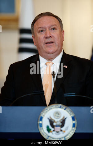 Washington, USA. 11. Mai, 2018. Us-Staatssekretär Mike Pompeo Adressen eine Pressekonferenz mit Besuch der südkoreanische Außenminister Kang Kyung-wha (nicht im Bild) in Washington, 11. Mai 2018 statt. Credit: Ting Shen/Xinhua/Alamy leben Nachrichten Stockfoto