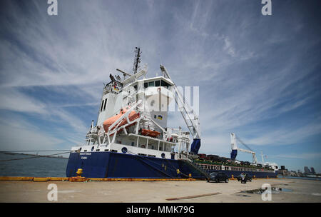New York, USA. 11. Mai, 2018. Ein Versand Schiff dockt an der South Brooklyn Marine Terminal in New York, USA, 11. Mai 2018. New York City Wirtschaftsförderungsgesellschaft hat deutliche Fortschritte in seinem Plan die Old South Brooklyn Marine Terminal als Umschlagplatz zu beleben. Ein Cluster der maritimen Tätigkeit wird neue industrielle Verwendungen und 250 neue Arbeitsplätze im Süden Brooklyn Waterfront bringen. Credit: Wang Ying/Xinhua/Alamy leben Nachrichten Stockfoto