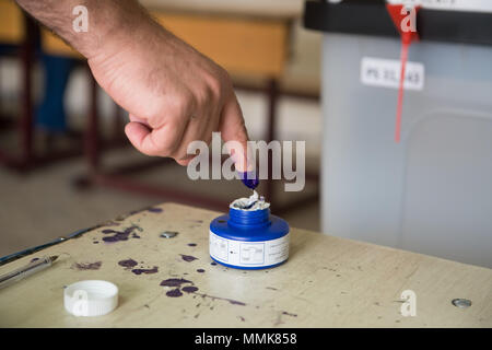 Bagdad, Irak. 12. Mai 2018. Ein Wähler Tinten seinen Finger nach dem Guss Stimmzettel im Wahllokal in Bagdad, die Hauptstadt des Irak, 12. Mai 2018. Irak Parlamentswahlen am 12. Mai, in denen 7.000 Kandidaten für 329 Sitze konkurrierten. Credit: Meng Tao/Xinhua/Alamy leben Nachrichten Stockfoto