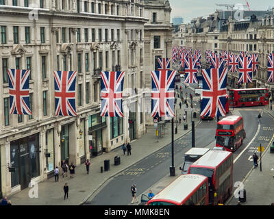 London. Vereinigtes Königreich 12. Mai 2018 - Union Flag über LondonÕs Regent Street hängt vor der königlichen Hochzeit von Prinz Harry und Meghan Markle am 19. Mai in St. George's Chapel in Windsor Castle. Kredit Roamwithrakhee/Alamy leben Nachrichten Stockfoto