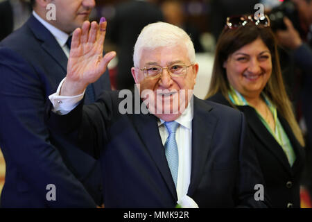 Bagdad, Irak. 12. Mai 2018. Irakischen Präsidenten Fuad Masoum zeigt seine eingefärbten Finger nach dem Guss Stimmzettel im Wahllokal in Bagdad, die Hauptstadt des Irak, 12. Mai 2018. Irak Parlamentswahlen am Samstag. Quelle: Khalil Dawood/Xinhua/Alamy leben Nachrichten Stockfoto