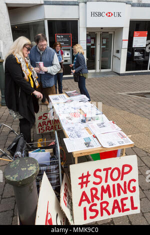 Lammas Street, Carmarthen, Wales, UK. Samstag, 12. Mai 2018. Mitglieder von West Wales Freunde Palästinas halten eine Mahnwache außerhalb des Carmarthen Zweig der HSBC in Gedenken an die Nakba Tag aus Protest gegen die anhaltenden Investitionen in Firmen, die das israelische Militär. Stockfoto