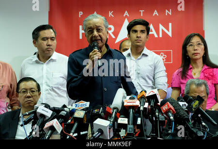 Kuala Lumpur, Malaysia. 12. Mai 2018. Der malaysische Premierminister Mahathir Mohamad hat sein neues Kabinett Minister während einer Nachrichten Konferenz in Kuala Lumpur am 12. Mai 2018 zu einem Medien angekündigt. Foto von Samsul sagte/Nipponnews (MALAYSIA) Quelle: Lba Co.Ltd./Alamy leben Nachrichten Stockfoto