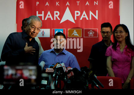 Kuala Lumpur, Malaysia. 12. Mai 2018. Der malaysische Premierminister Mahathir Mohamad angekommen auf einer Pressekonferenz in Kuala Lumpur am 12. Mai 2018. Mahathir Mohamad Landtagsfraktionschef heute seine neue Malaysia Minister. Foto von Samsul sagte/Nipponnews (MALAYSIA) Quelle: Lba Co.Ltd./Alamy leben Nachrichten Stockfoto