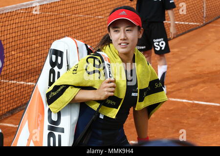 Madrid, Spanien, 8. Mai 2018. 8. Mai, 2018. Miyu Kato (JPN) Tennis: Miyu Kato von Japan nach verdoppelt 1. runde Spiel gegen Ashleigh Barty von Australien und Coco Vandeweghe der USA auf der WTA-Tour Mutua Madrid Open Tennisturnier auf dem Caja Magica in Madrid, Spanien, 8. Mai 2018. Credit: mutsu Kawamori/LBA/Alamy leben Nachrichten Stockfoto