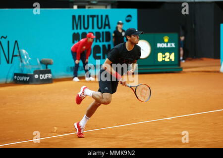 Madrid, Spanien, 10. Mai 2018. 10. Mai, 2018. Ben McLachlan (JPN) Tennis: Ben McLachlan von Japan während verdoppelt 2. Runde Match gegen Ivan Dogic von Kroatien und Rajeev Ram der USA auf der ATP World Tour Masters 1000 Mutua Madrid Open Tennisturnier auf dem Caja Magica in Madrid, Spanien, 10. Mai 2018. Credit: mutsu Kawamori/LBA/Alamy leben Nachrichten Stockfoto