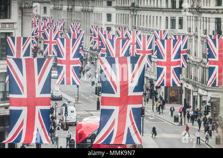 London, Großbritannien. 12. Mai 2018. Eine bunte Anzeige der Union Jack Fahnen hängen die Länge der Regent Street die Hochzeit von Prinz Harry und Meghan Markle im Windsor am 19. Mai Credit zu feiern: Amer ghazzal/Alamy leben Nachrichten Stockfoto