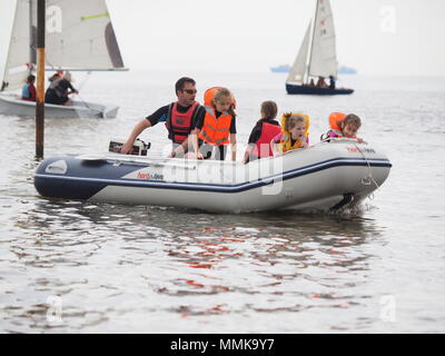 Sheerness, Kent, Großbritannien. 12. Mai 2018. UK Wetter: Nach einem hellen Anfang und leichtem Wind, Wolken und Regen hat für den Tag der offenen Tür in der Isle of Sheppey Sailing Club, Sheerness, Kent gerollt. Tag der offenen Tür ist Teil der nationalen der Royal Yachting Association' drücken, um das Boot' Initiative, die Segeln Vereine über Großbritannien sieht offen halten Tage Einsteiger in den Segelsport im Mai vorstellen. Credit: James Bell/Alamy leben Nachrichten Stockfoto