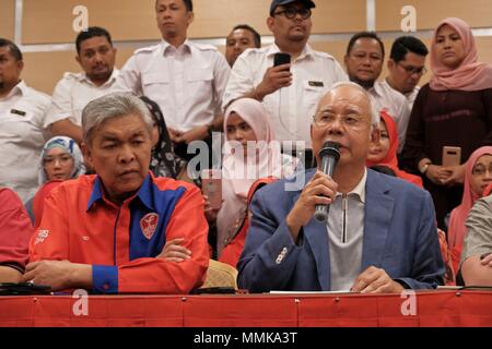 Kuala Lumpur. 12. Mai 2018. Ehemalige malaysische Premierminister Najib Razak (R) nimmt an einer Pressekonferenz in Kuala Lumpur, Malaysia, 12. Mai 2018. Najib Razak sagte am Samstag, dass er als Leiter der United Malays National Organisation (UMNO) und der Barisan Nasional (BN) Koalition nach der Niederlage bei den Parlamentswahlen. Die Ankündigung wurde möglicherweise von der Entscheidung der neuen Regierung Najib und seine Frau vom Verlassen des Landes anhängige Untersuchung angeblicher Korruption zu legen. Quelle: Xinhua/Alamy leben Nachrichten Stockfoto