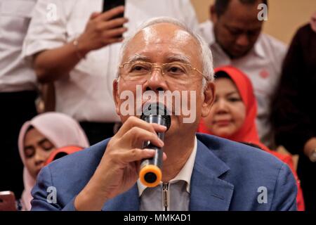 Kuala Lumpur. 12. Mai 2018. Ehemalige malaysische Premierminister Najib Razak nimmt an einer Pressekonferenz in Kuala Lumpur, Malaysia, 12. Mai 2018. Najib Razak sagte am Samstag, dass er als Leiter der United Malays National Organisation (UMNO) und der Barisan Nasional (BN) Koalition nach der Niederlage bei den Parlamentswahlen. Die Ankündigung wurde möglicherweise von der Entscheidung der neuen Regierung Najib und seine Frau vom Verlassen des Landes anhängige Untersuchung angeblicher Korruption zu legen. Quelle: Xinhua/Alamy leben Nachrichten Stockfoto