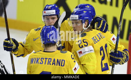 Kodan, Dänemark. 12. Mai 2018. Schwedische Spieler feiern Ziel während der Eishockey-WM match Slowakei vs Schweden, in Kopenhagen, Dänemark, 12. Mai 2018. Credit: Ondrej Deml/CTK Photo/Alamy leben Nachrichten Stockfoto