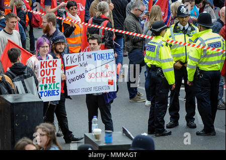 London, Großbritannien. 12. Mai 2018. Die Menschen halten das Zeichen während der Trades Union Congress (TUC) März und Kundgebung in Central London. Tausende von Demonstranten für bessere Bezahlung und Rechte der Arbeitnehmer und die Verbesserung der öffentlichen Dienstleistungen, wie sie von den Bahndamm Hyde Park marschierten. Credit: Stephen Chung/Alamy leben Nachrichten Stockfoto