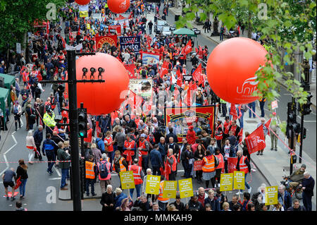 London, Großbritannien. 12. Mai 2018. Leute melden Sie eine Trades Union Congress (TUC) März und Kundgebung in Central London. Tausende von Demonstranten für bessere Bezahlung und Rechte der Arbeitnehmer und die Verbesserung der öffentlichen Dienstleistungen, wie sie von den Bahndamm Hyde Park marschierten. Credit: Stephen Chung/Alamy leben Nachrichten Stockfoto