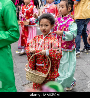 London, Großbritannien. 12. Mai 2018. Feier der Geburt des Buddha in London Credit Ian Davidson/Alamy Leben Nachrichten gehalten Stockfoto