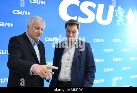 München, Deutschland. 12. Mai 2018. Horst Seehofer (L), der CSU-Vorsitzende und Bundesministerin für Inneres, und Markus Soeder (CSU), Ministerpräsident von Bayern, sprechen vor dem Start des Übereinkommens vom Präsidium der CSU die CSU-HQs. Foto: Andreas Gebert/dpa Quelle: dpa Picture alliance/Alamy Leben Nachrichten Quelle: dpa Picture alliance/Alamy leben Nachrichten Stockfoto