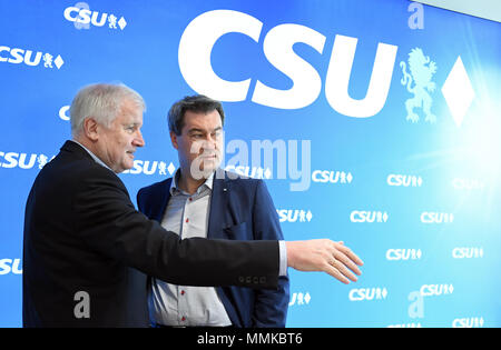 München, Deutschland. 12. Mai 2018. Horst Seehofer (L), der CSU-Vorsitzende und Bundesministerin für Inneres, und Markus Soeder (CSU), Ministerpräsident von Bayern, sprechen vor dem Start des Übereinkommens vom Präsidium der CSU die CSU-HQs. Foto: Andreas Gebert/dpa Quelle: dpa Picture alliance/Alamy Leben Nachrichten Quelle: dpa Picture alliance/Alamy leben Nachrichten Stockfoto