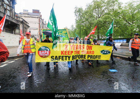 London, Großbritannien. 12. Mai 2018. Tausende von Menschen, Gewerkschaftsmitglieder, Frieden Aktivisten und Politiker zogen durch die Innenstadt von London unter der Leitung der TUC Trade Union Congress mit einem Thema "New Deal für die arbeitenden Menschen' Aufruf für bessere Bezahlung, einem höheren Mindestlohn, das Verbot von 0-Stunden Verträge und mehr Finanzmittel für den NHS, Bildung und ein eigenes zu konservativen Tories Ausgabenkürzungen. Credit: Amer ghazzal/Alamy leben Nachrichten Stockfoto