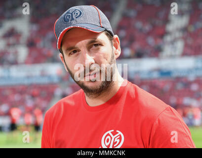 12. Mai 2018, Deutschland, Mainz: Fußball: Bundesliga, FSV Mainz 05 vs Werder Bremen, in der Opel Arena. Mainz Head Coach Sandro Schwarz vor dem Match. Foto: Torsten Silz/dpa - WICHTIGER HINWEIS: Aufgrund der Deutschen Fußball Liga (DFL) · s Akkreditierungsregeln, Veröffentlichung und Weiterverbreitung im Internet und in online Medien ist während des Spiels zu 15 Bildern pro Spiel beschränkt Stockfoto