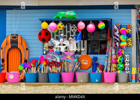 Dorchester, Dorset, Großbritannien. 12. April 2018. UK Wetter. Besucher am Strand in den Badeort Weymouth in Dorset an einem bewölkten bewölkten Tag. Foto: Graham Jagd-/Alamy leben Nachrichten Stockfoto