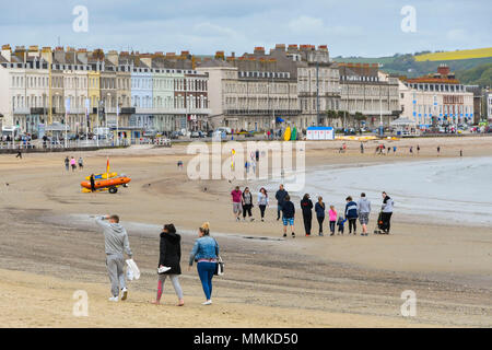 Dorchester, Dorset, Großbritannien. 12. April 2018. UK Wetter. Besucher am Strand in den Badeort Weymouth in Dorset an einem bewölkten bewölkten Tag. Foto: Graham Jagd-/Alamy leben Nachrichten Stockfoto