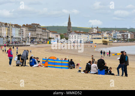 Dorchester, Dorset, Großbritannien. 12. April 2018. UK Wetter. Besucher am Strand in den Badeort Weymouth in Dorset an einem bewölkten bewölkten Tag. Foto: Graham Jagd-/Alamy leben Nachrichten Stockfoto