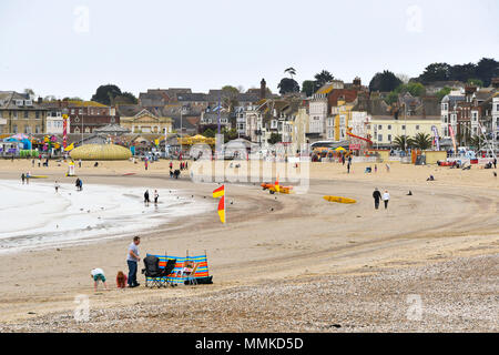 Dorchester, Dorset, Großbritannien. 12. April 2018. UK Wetter. Besucher am Strand in den Badeort Weymouth in Dorset an einem bewölkten bewölkten Tag. Foto: Graham Jagd-/Alamy leben Nachrichten Stockfoto