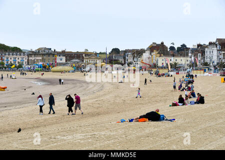 Dorchester, Dorset, Großbritannien. 12. April 2018. UK Wetter. Besucher am Strand in den Badeort Weymouth in Dorset an einem bewölkten bewölkten Tag. Foto: Graham Jagd-/Alamy leben Nachrichten Stockfoto