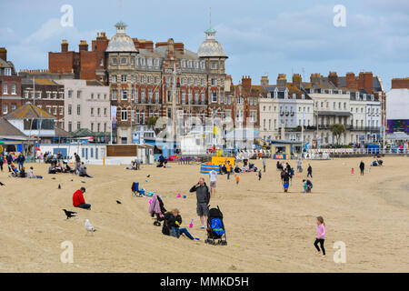 Dorchester, Dorset, Großbritannien. 12. April 2018. UK Wetter. Besucher am Strand in den Badeort Weymouth in Dorset an einem bewölkten bewölkten Tag. Foto: Graham Jagd-/Alamy leben Nachrichten Stockfoto