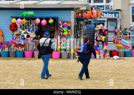 Dorchester, Dorset, Großbritannien. 12. April 2018. UK Wetter. Besucher am Strand in den Badeort Weymouth in Dorset an einem bewölkten bewölkten Tag. Foto: Graham Jagd-/Alamy leben Nachrichten Stockfoto