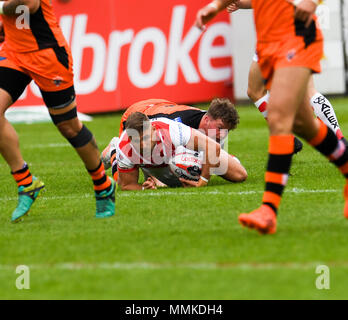 Castleford, UK. Castleford, UK. 12. Mai 2018. Ladbrokes Challenge Cup Rugby, Castleford Tiger v St Helens; Castleford Tiger' Adam Milner packt St Helens' Tom Makinson Credit: Aktuelles Bilder/Alamy Live News Credit: Aktuelles Bilder/Alamy Live News Credit: Aktuelles Bilder/Alamy Live News Credit: Aktuelles Bilder/Alamy Live News Credit: Aktuelles Bilder/Alamy leben Nachrichten Stockfoto