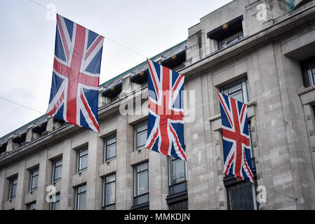 London, Großbritannien. 12. Mai 2018. UK Wetter - Union Fahnen schmücken die Regent Street im Regen vor der königlichen Hochzeit von Prinz Harry und Meghan Markle findet am 19. Mai 2018. Credit: Stephen Chung/Alamy leben Nachrichten Stockfoto