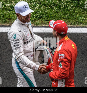 Barcelona, Spanien. 12. Mai, 2018: LEWIS HAMILTON (GBR) gratuliert von SEBASTIAN VETTEL (GER) nach dem Gewinn der Pole Position für den Spanischen GP am Circuit de Catalunya in Barcelona - Credit: Matthias Oesterle/Alamy leben Nachrichten Stockfoto