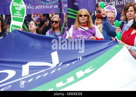 London, Großbritannien. 12. Mai 2018. Samstag emabnkment London UK. Gewerkschaft März für die geringe Bezahlung, viele Arbeiter im öffentlichen Dienst zahlen hat seit über 8 Jahren die Löhne unterhalb der Inflationsrate in Großbritannien die Gegenwart consevatives sind in dieser Frage nicht vernünftig anzugehen, die zu einer niedrigen Standards des öffentlichen Dienstes in vielen Bereichen. Tausende trotzten dem Regen die Botschaft klar zu machen, Sparmaßnahmen nicht die Arbeit, vor der Rallye am Hyde Park eingefroren. Credit: Philip Robins/Alamy leben Nachrichten Stockfoto