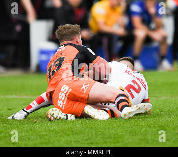 Castleford, UK. Castleford, UK. 12. Mai 2018. Ladbrokes Challenge Cup Rugby, Castleford Tiger v St Helens; Castleford Tiger' Adam Milner packt St Helens' Tom Makinson Credit: Aktuelles Bilder/Alamy Live News Credit: Aktuelles Bilder/Alamy Live News Credit: Aktuelles Bilder/Alamy Live News Credit: Aktuelles Bilder/Alamy leben Nachrichten Stockfoto