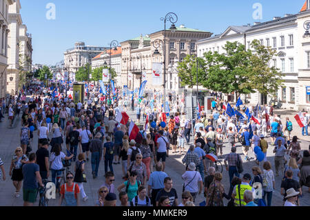 Warschau, Polen. 12. Mai 2018. Tausende von Demonstranten gegen die Regierung teilnehmen pro-europäischen Freiheit März organisiert in der Hauptstadt von Polen gegen die nationalistische Regierung, die regierende Partei Recht und Gerechtigkeit (Prawo i Sprawiedliwosc) und sein Führer Herr Jaroslaw Kaczynski. Credit: dario Fotografie/Alamy leben Nachrichten Stockfoto