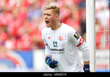 12. Mai 2018, Deutschland, Mainz: Fußball: Bundesliga, FSV Mainz 05 vs Werder Bremen, in der Opel Arena. Mainzer Torhüter Florian Mueller Wegbeschreibungen vom Ziel. Foto: Torsten Silz/dpa - WICHTIGER HINWEIS: Aufgrund der Deutschen Fußball Liga (DFL) · s Akkreditierungsregeln, Veröffentlichung und Weiterverbreitung im Internet und in online Medien ist während des Spiels zu 15 Bildern pro Spiel beschränkt Stockfoto