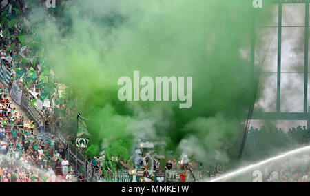 12. Mai 2018, Deutschland, Mainz: Fußball: Bundesliga, FSV Mainz 05 vs Werder Bremen, in der Opel Arena. Bremen fans entzünden Rauch Granaten in die Tribünen. Foto: Torsten Silz/dpa - WICHTIGER HINWEIS: Aufgrund der Deutschen Fußball Liga (DFL) · s Akkreditierungsregeln, Veröffentlichung und Weiterverbreitung im Internet und in online Medien ist während des Spiels zu 15 Bildern pro Spiel beschränkt Stockfoto