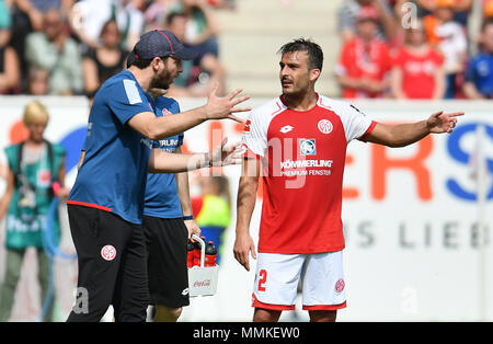 12. Mai 2018, Deutschland, Mainz: Fußball: Bundesliga, FSV Mainz 05 vs Werder Bremen, in der Opel Arena. Mainz Head Coach Sandro Schwarz im Gespräch mit player Giulio Donati (R). Foto: Torsten Silz/dpa - WICHTIGER HINWEIS: Aufgrund der Deutschen Fußball Liga (DFL) · s Akkreditierungsregeln, Veröffentlichung und Weiterverbreitung im Internet und in online Medien ist während des Spiels zu 15 Bildern pro Spiel beschränkt Stockfoto