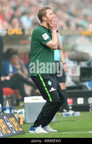 12. Mai 2018, Deutschland, Mainz: Fußball: Bundesliga, FSV Mainz 05 vs Werder Bremen, in der Opel Arena. Bremen Head Coach Florian Kohfeldt, seine Hände ins Gesicht. Foto: Torsten Silz/dpa - WICHTIGER HINWEIS: Aufgrund der Deutschen Fußball Liga (DFL) · s Akkreditierungsregeln, Veröffentlichung und Weiterverbreitung im Internet und in online Medien ist während des Spiels zu 15 Bildern pro Spiel beschränkt Stockfoto