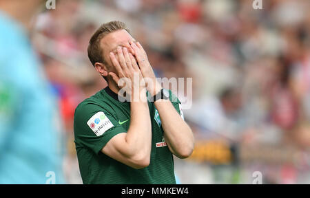 12. Mai 2018, Deutschland, Mainz: Fußball: Bundesliga, FSV Mainz 05 vs Werder Bremen, in der Opel Arena. Bremen Head Coach Florian Kohfeldt, seine Hände ins Gesicht. Foto: Torsten Silz/dpa - WICHTIGER HINWEIS: Aufgrund der Deutschen Fußball Liga (DFL) · s Akkreditierungsregeln, Veröffentlichung und Weiterverbreitung im Internet und in online Medien ist während des Spiels zu 15 Bildern pro Spiel beschränkt Stockfoto