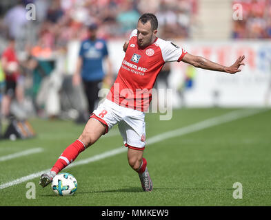 12. Mai 2018, Deutschland, Mainz: Fußball: Bundesliga, FSV Mainz 05 vs Werder Bremen, in der Opel Arena. Mainz' Levin Oztunali in Aktion. Foto: Torsten Silz/dpa - WICHTIGER HINWEIS: Aufgrund der Deutschen Fußball Liga (DFL) · s Akkreditierungsregeln, Veröffentlichung und Weiterverbreitung im Internet und in online Medien ist während des Spiels zu 15 Bildern pro Spiel beschränkt Stockfoto