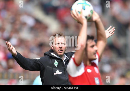 12. Mai 2018, Deutschland, Mainz: Fußball: Bundesliga, FSV Mainz 05 vs Werder Bremen, in der Opel Arena. Bremen Head Coach Florian Kohfeldt (L). Foto: Torsten Silz/dpa - WICHTIGER HINWEIS: Aufgrund der Deutschen Fußball Liga (DFL) · s Akkreditierungsregeln, Veröffentlichung und Weiterverbreitung im Internet und in online Medien ist während des Spiels zu 15 Bildern pro Spiel beschränkt Stockfoto