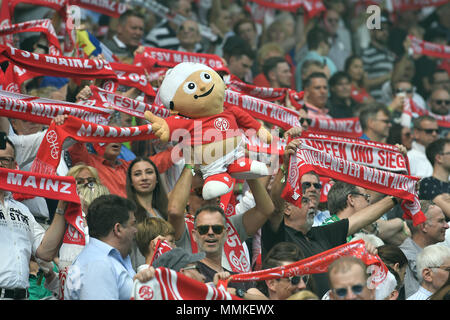 12. Mai 2018, Deutschland, Mainz: Fußball: Bundesliga, FSV Mainz 05 vs Werder Bremen, in der Opel Arena. Mainzer Fans. Foto: Torsten Silz/dpa - WICHTIGER HINWEIS: Aufgrund der Deutschen Fußball Liga (DFL) · s Akkreditierungsregeln, Veröffentlichung und Weiterverbreitung im Internet und in online Medien ist während des Spiels zu 15 Bildern pro Spiel beschränkt Stockfoto