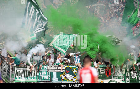 12. Mai 2018, Deutschland, Mainz: Fußball: Bundesliga, FSV Mainz 05 vs Werder Bremen, in der Opel Arena. Bremen fans entzünden Rauch Granaten in die Tribünen. Foto: Torsten Silz/dpa - WICHTIGER HINWEIS: Aufgrund der Deutschen Fußball Liga (DFL) · s Akkreditierungsregeln, Veröffentlichung und Weiterverbreitung im Internet und in online Medien ist während des Spiels zu 15 Bildern pro Spiel beschränkt Stockfoto