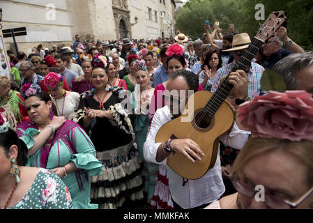 Granada, Granada, Spanien. 12. Mai 2018. Die Gläubigen von "El Rocio" bruderschaft während der Prozession von El Rocio in Granada zu sehen. Die "Romeria del Rocio'' ist eines der beliebtesten Feste in Andalusien, Tausende von Pilgern in Almonte Dorf (Huelva) anzubeten, Virgen del Rocio gehen. Credit: Carlos Gil/SOPA Images/ZUMA Draht/Alamy leben Nachrichten Stockfoto