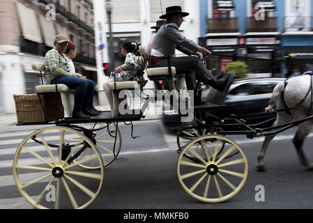 Granada, Granada, Spanien. 12. Mai 2018. Menschen in Reyes Catolicos Straße in Granada gesehen, eine Karre, bevor an der Prozession von El Rocio. Die "Romeria del Rocio'' ist eines der beliebtesten Feste in Andalusien, Tausende von Pilgern in Almonte Dorf (Huelva) anzubeten, Virgen del Rocio gehen. Credit: Carlos Gil/SOPA Images/ZUMA Draht/Alamy leben Nachrichten Stockfoto