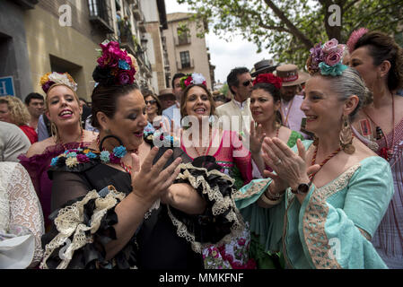 Granada, Granada, Spanien. 12. Mai 2018. Gläubigen Singen und Klatschen bei der Prozession von El Rocio in Granada. Die "Romeria del Rocio'' ist eines der beliebtesten Feste in Andalusien, Tausende von Pilgern in Almonte Dorf (Huelva) anzubeten, Virgen del Rocio gehen. Credit: Carlos Gil/SOPA Images/ZUMA Draht/Alamy leben Nachrichten Stockfoto